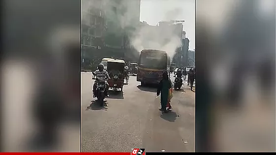 যাত্রীবেশে বাসে উঠে আগুন দেয় তিন ব্যক্তি