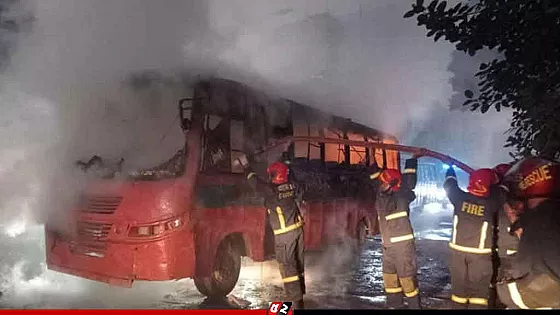 এবার রাজধানীর ধোলাইপাড়ে বাসে আগুন
