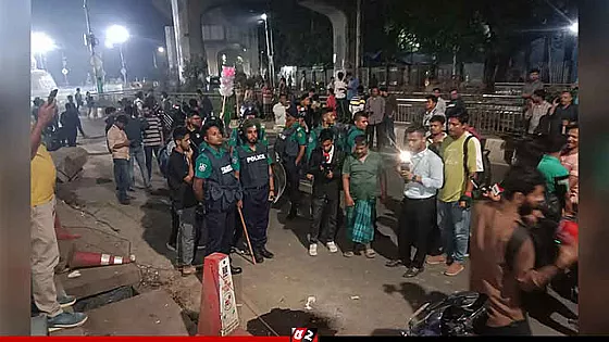 টিএসসি এলাকায় ককটেল বিস্ফোরণ, আহত ১