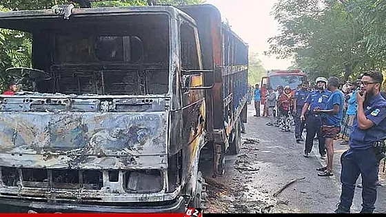 পদ্মা সেতুর সামনে এক্সপ্রেসওয়ে বন্ধ, ট্রাকে আগুন ও বাসে ভাঙচুর