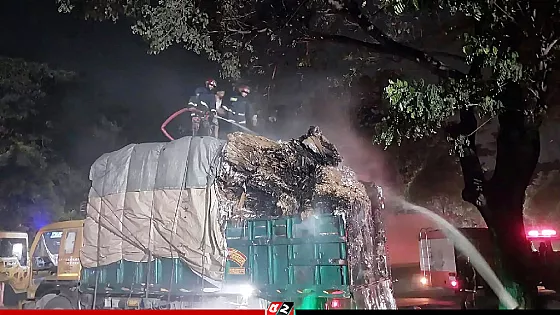 আকিজ পেপার মিলের সামনে ট্রাকে আগুন