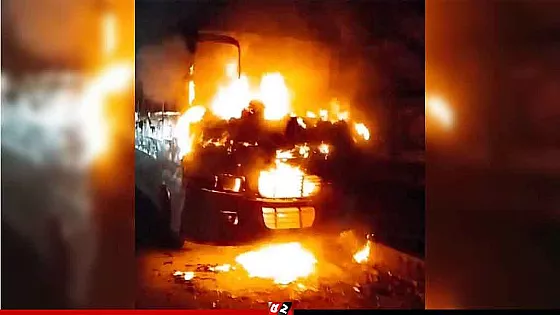 মধ্যরাতে স্কুলবাসে আগুন, চালক দগ্ধ