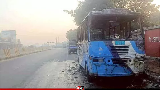 মহাসড়কে দাঁড়িয়ে থাকা বাসে আগুন