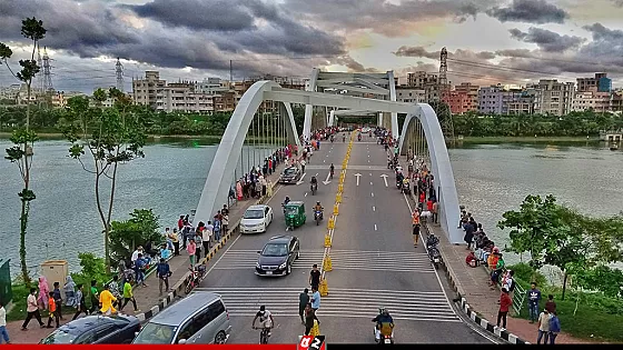 রাজধানীতে ককটেল বিস্ফোরণ, মোটরসাইকেলে আগুন