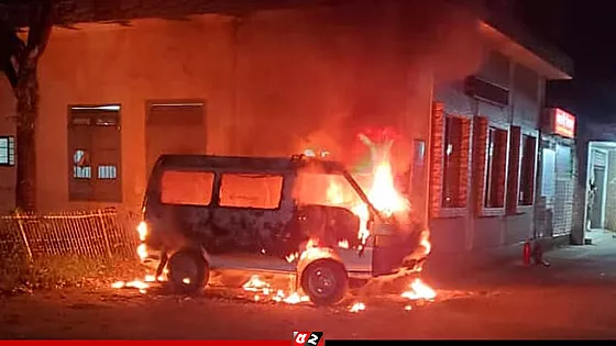 সিলেটে হাসপাতালের অ্যাম্বুলেন্সে ও পরিত্যক্ত বাসে আগুন