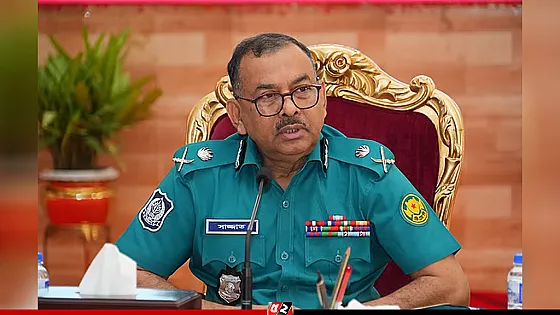 আগুন-ককটেল নিক্ষেপকারীকে গুলির নির্দেশ ডিএমপি কমিশনারের