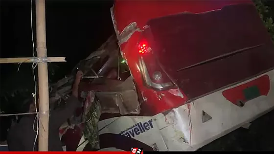 দাঁড়িয়ে থাকা ট্রাকে বাসের ধাক্কা, নিহত ৫