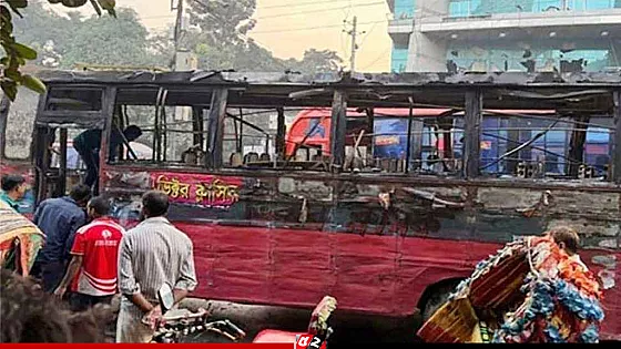 দেশজুড়ে রাতভর ককটেল বিস্ফোরণ, বাসে অগ্নিসংযোগ