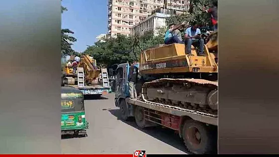ধানমন্ডি ৩২’র দিকে যাচ্ছে দুটি বুলডোজার