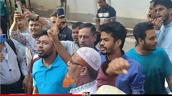 ট্রাইব্যুনালের সামনে উল্লাস, শেখ হাসিনাকে দেশে এনে ফাঁসি কার্যকরের দাবি