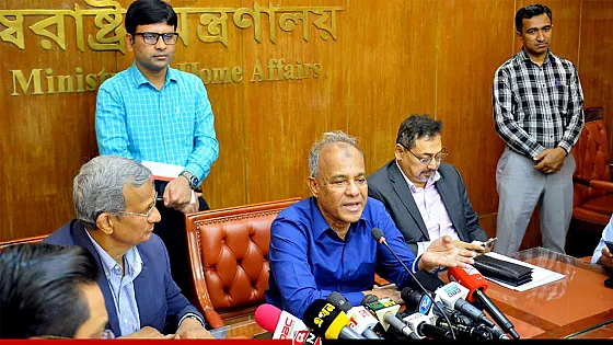 শেখ হাসিনার রায়কে ঘিরে আতঙ্ক দেখতে পাচ্ছি না : স্বরাষ্ট্র উপদেষ্টা