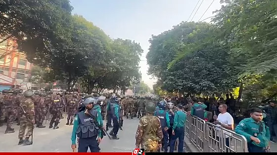 ৩২ সংলগ্ন সড়কে আইনশৃঙ্খলা বাহিনীর ও বিক্ষোভকারীদের পাল্টাপাল্টি ধাওয়া