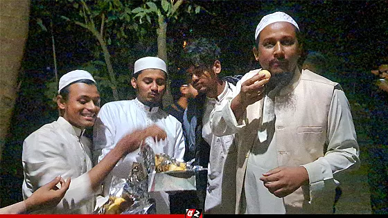 শেখ হাসিনার মৃত্যুদণ্ডের রায়ে কিশোরগঞ্জে মিষ্টি বিতরণ