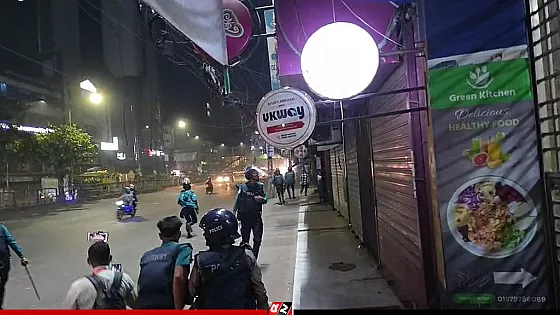 ধানমন্ডি ৩২ নম্বরে  বিক্ষোভকারীদের ফের ধাওয়া পুলিশের 