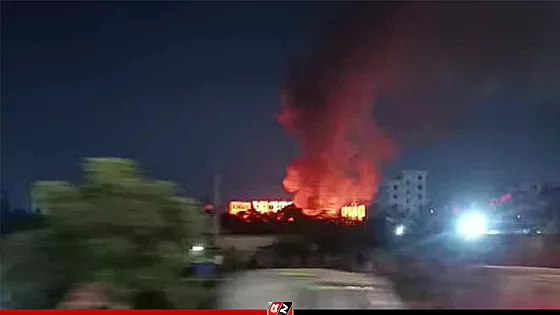 রাজধানীর কুড়িলে রিকশা গ্যারেজে ভয়াবহ আগুন