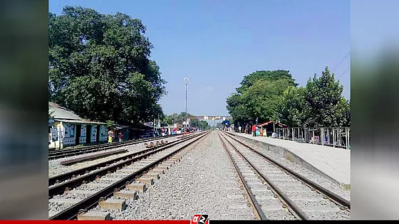 চলন্ত ট্রেনে পেট্রলবোমা নিক্ষেপ