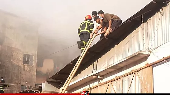 কম্বলের গুদামে ভয়াবহ আগুন, নিয়ন্ত্রণে ফায়ার সার্ভিসের ৮ ইউনিট
