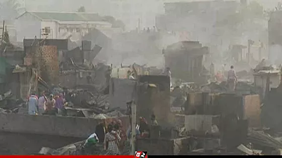 ভোরের আলোয় স্পষ্ট হলো কড়াইল বস্তির অগ্নিকাণ্ডের ক্ষতচিহ্ন