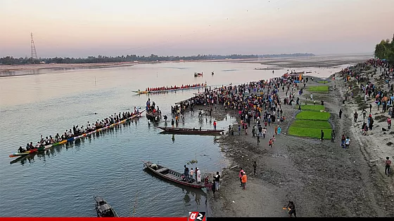 ধরলা নদীতে নৌকা বাইচ দেখতে জনতার ঢল