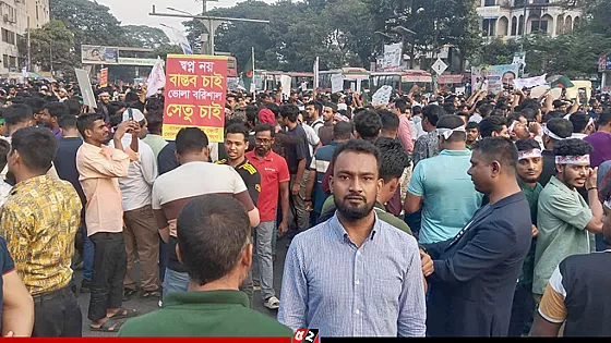 সেতু নির্মাণসহ ৫ দাবিতে শাহবাগ অবরোধ