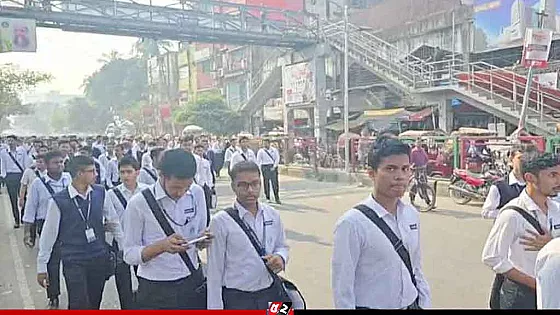 ঢাকা কলেজের শিক্ষার্থীদের সায়েন্সল্যাব মোড়ে অবস্থান