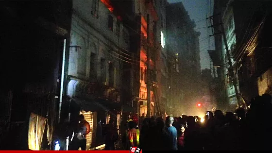 রাজধানীর মোহাম্মদপুরের পর চকবাজারে আগুন, নিয়ন্ত্রণে ১০ ইউনিট