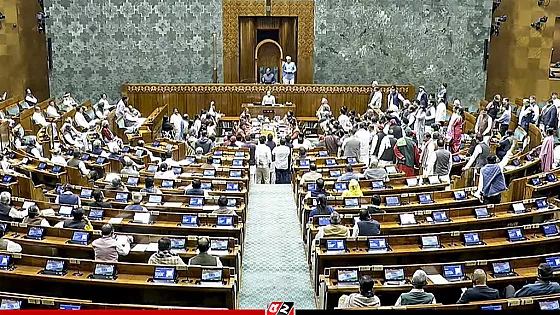 ভারতের লোকসভায় হইচই, শীতকালীন প্রথম দিনের অধিবেশন মুলতবি