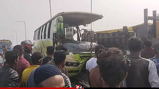 বাস-ট্রাক সংঘর্ষে নিহত ৩, আহত অন্তত ১৫