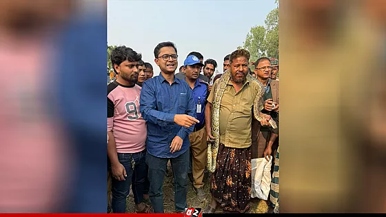 গাছ থেকে ৯ ফুট লম্বা অজগর সাপ উদ্ধার