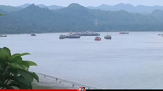 অর্ধশত যাত্রী নিয়ে নাফ নদে আটকা পড়লো সেন্টমার্টিনগামী ট্রলার