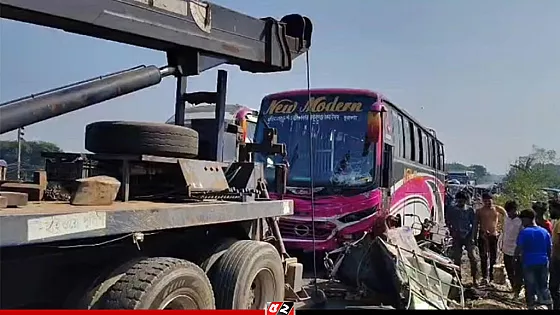 বাস চাপায় একই পরিবারের ৩ জন নিহত, আহত ৪