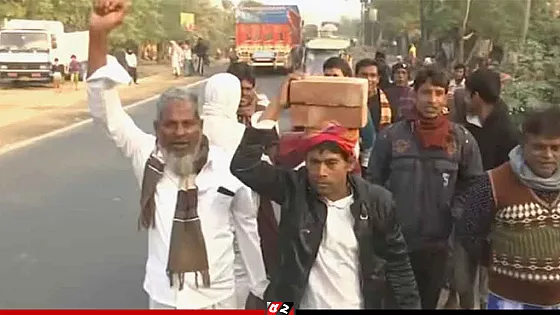 বাবরি মসজিদের জন্য মাথায় করে ইট আনছেন স্থানীয়রা