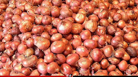 আমদানির ঘোষণাতেই হিলিতে কমলো পেঁয়াজের দাম