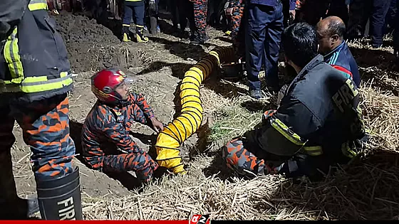 ৩০ ফুট গভীরে দুই বছরের শিশু, পাইপে অক্সিজেন দিচ্ছে ফায়ার সার্ভিস