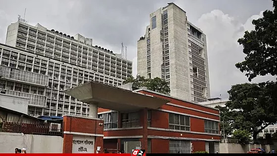 ৬ ঘণ্টা অবরুদ্ধ অর্থ উপদেষ্টা, শক্ত অবস্থানে পুলিশ