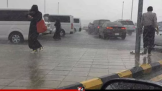 অস্বাভাবিক বর্ষণে বিপর্যস্ত সৌদি, বন্যার সতর্কতা জারি