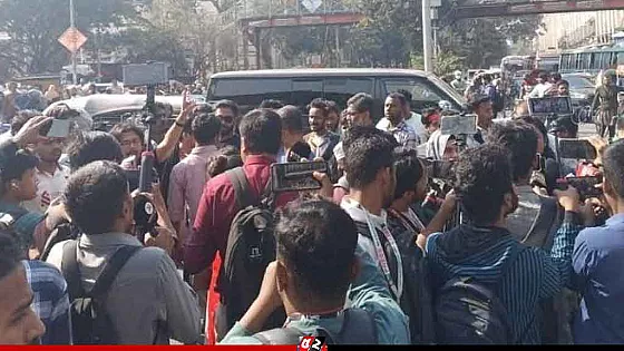 স্বরাষ্ট্র উপদেষ্টার পদত্যাগের দাবিতে শাহবাগ অবরোধ