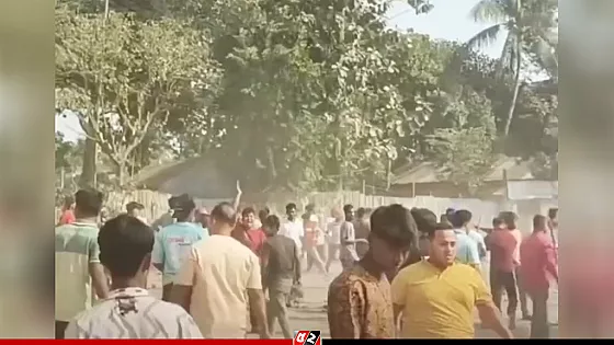 ফলের দোকানে অটোরিকশার ধাক্কা, দুই গ্রামবাসীর সংঘর্ষ