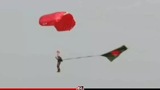 বিজয় দিবসে প্যারাস্যুটিংয়ে বিশ্বরেকর্ড গড়ল বাংলাদেশ