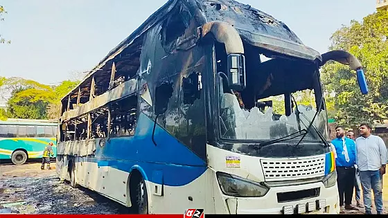দাঁড়িয়ে থাকা যাত্রীবাহী বাসে আগুন