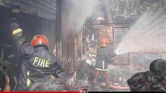 চট্টগ্রামে চকবাজারে বহুতল ভবনে আগুন