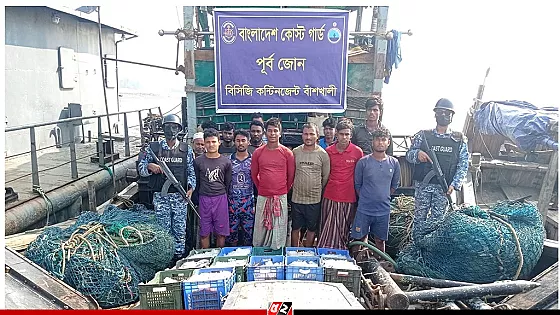 ৩ অবৈধ ট্রলিং বোটসহ ৫৩ জেলে আটক
