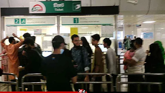 হাদির জানাজায় যোগ দিতে মেট্রোরেল স্টেশনগুলোতে মানুষের ঢল