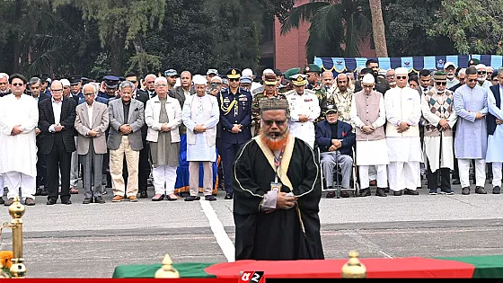 রাষ্ট্রীয় মর্যাদায় বীর মুক্তিযোদ্ধা এ কে খন্দকারের জানাজা অনুষ্ঠিত