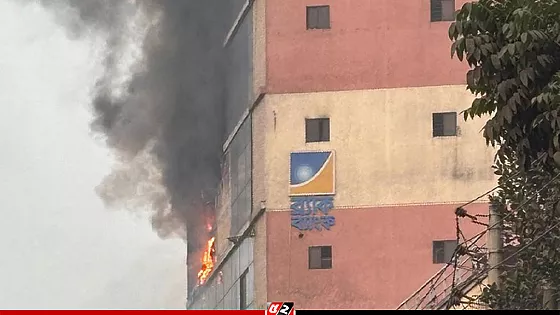 আরমানিটোলায় বহুতল ভবনে আগুন, ৯ ইউনিটের চেষ্টায় নিয়ন্ত্রণে