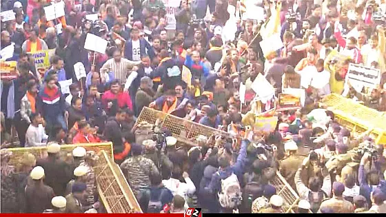 নয়াদিল্লিতে ব্যারিকেড ভেঙে বাংলাদেশ হাইকমিশনে প্রবেশের চেষ্টা বিক্ষোভকারীদের