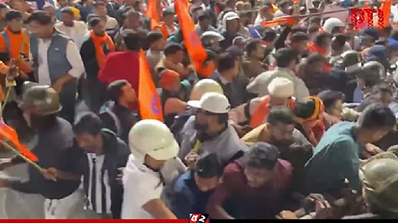 কলকাতায় বাংলাদেশ উপ-হাইকমিশনমুখী মিছিল ঠেকাতে পুলিশের ব্যাপক লাঠিচার্জ