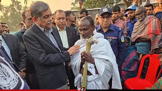 দিপু চন্দ্র দাসের পরিবারের সঙ্গে শিক্ষা উপদেষ্টার সাক্ষাৎ