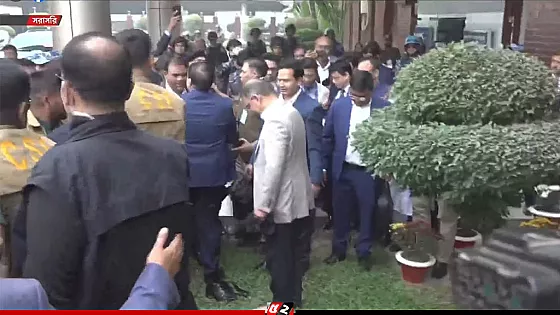 খালি পায়ে মাতৃভূমি স্পর্শ করলেন তারেক রহমান