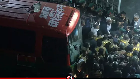 এভারকেয়ার হাসপাতালে মায়ের পাশে তারেক রহমান